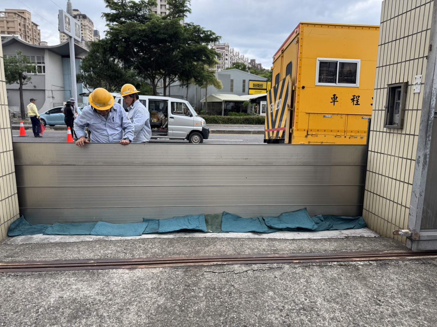 因應丹娜絲颱風進逼,台電逾4千搶修人力待命,並進行防災設備及備料盤點,圖為台電人於高雄民族變電所設置防水閘門。